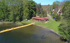 Domki nad jeziorem i pod lasem